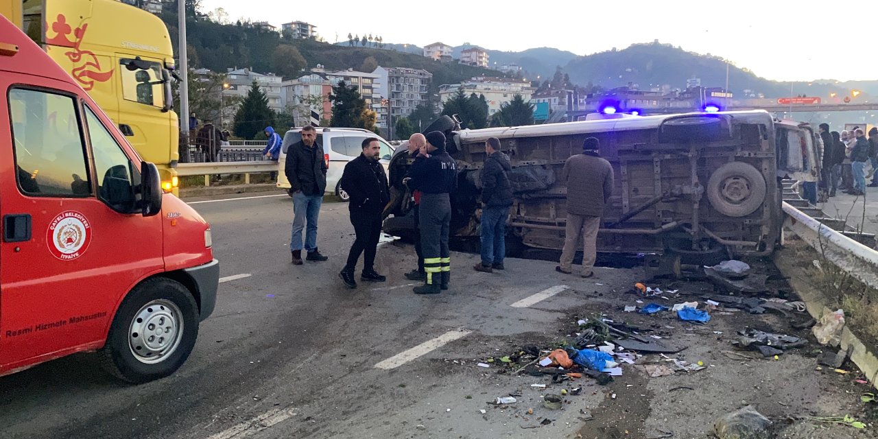 Rize'de Minibüs Ve Otomobil Çarpıştı; 2'si Ağır 4 Yaralı