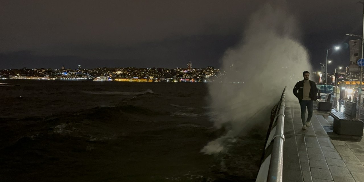 İstanbul'da Fırtına Deniz Ulaşımını Vurdu