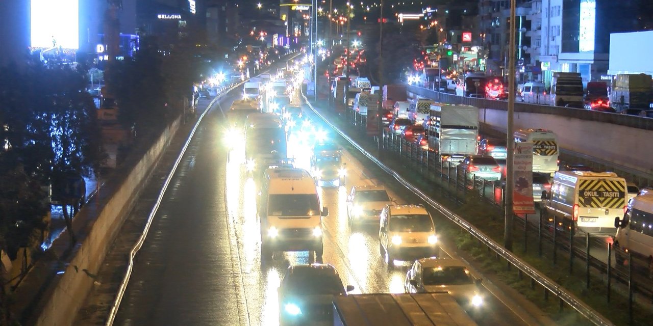 İstanbul'da Akşam Saatlerinde Trafik Yoğunluğu Yüzde 87'ye Ulaştı