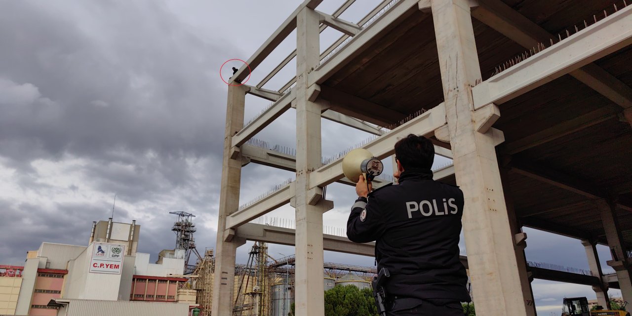 Kovulduğu İnşaata Çıkıp İntihar Girişiminde Bulununca, Tazminatı Vinçle Ulaştırıldı