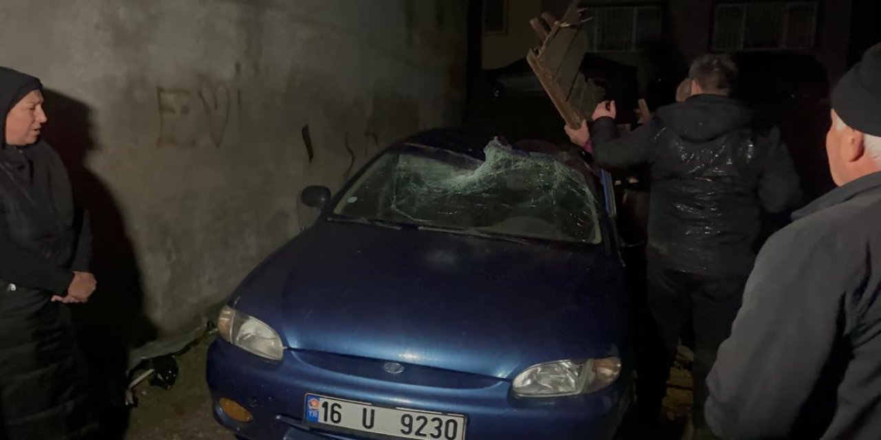 Bursa'da Lodos Etkili Oldu; Ağaçlar Devrildi, Uçan Çatı Parçası Otomobilin Üzerine Düştü