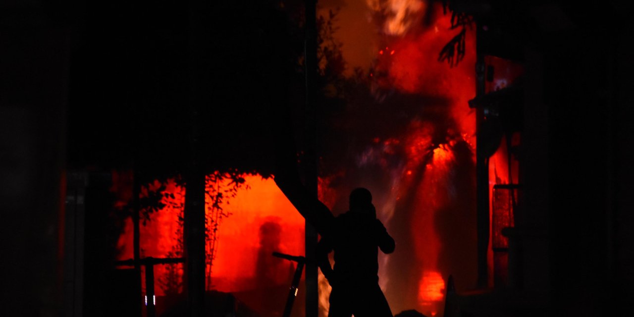 İzmir’de Doğalgaz Borusu Patladı, Çıkan Yangın 1,5 Saatte Söndürüldü