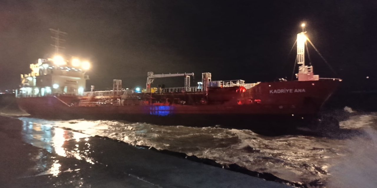 İstanbul'da Fırtına; Zeytinburnu Açıklarında Tanker Karaya Oturdu-2