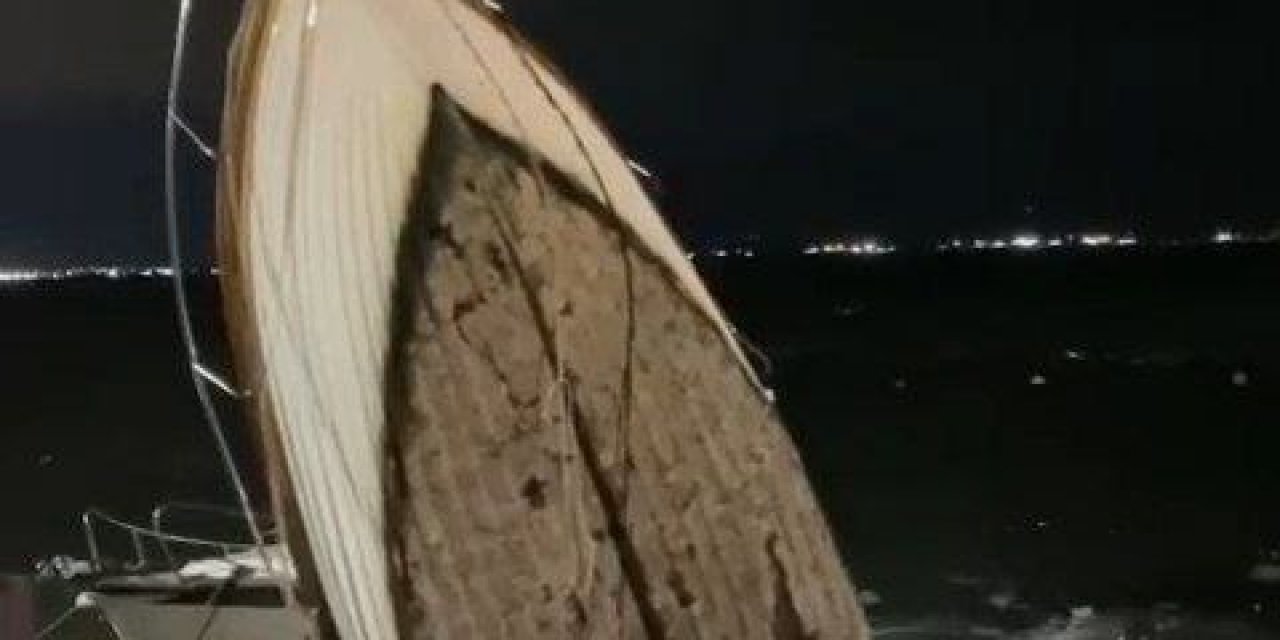 İstanbul'da Fırtına; Kartal'da Sahile Dalgalar Vurdu, 1 Tekne Battı