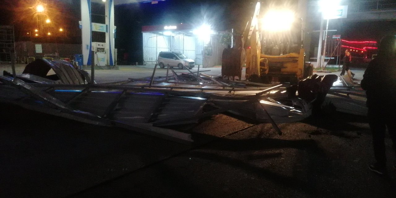 İstanbul'da Fırtına; Silivri'de İş Yerinin Çatısı Uçtu, 2 Araç Zarar Gördü