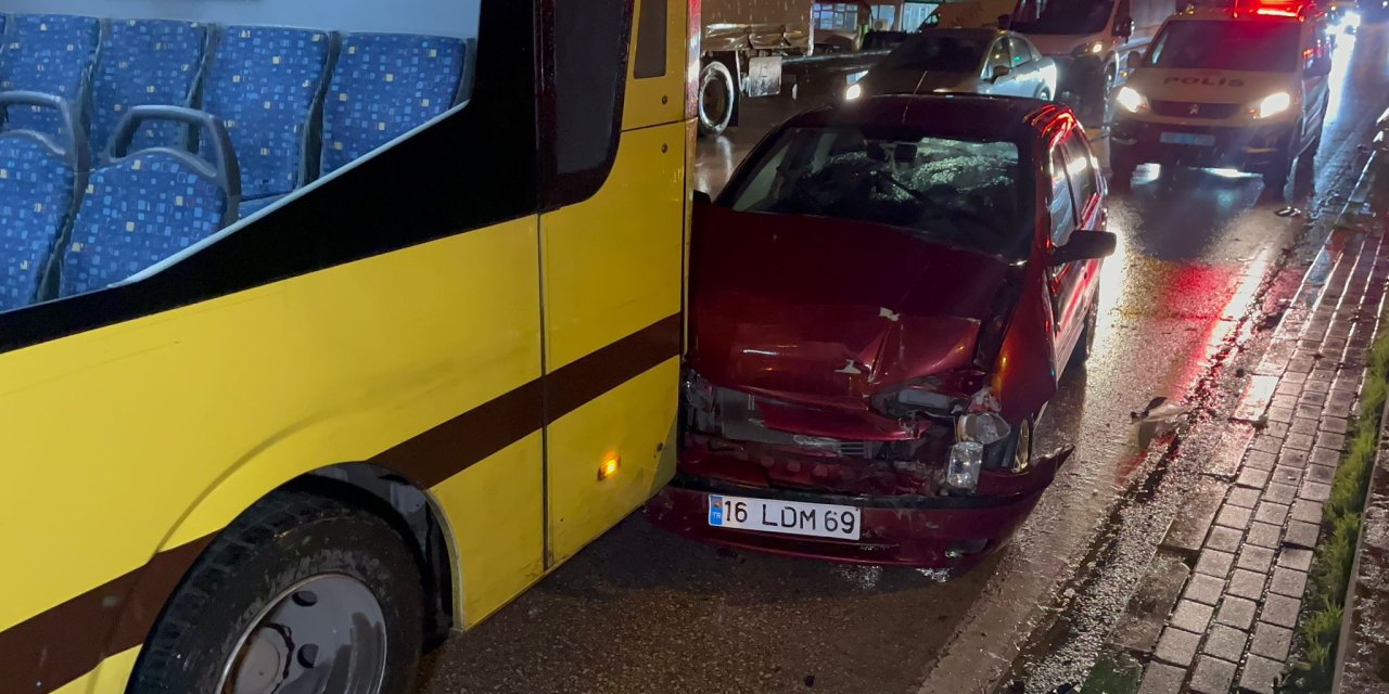 Bursa'da Otomobil, Belediye Otobüsüne Çarptı