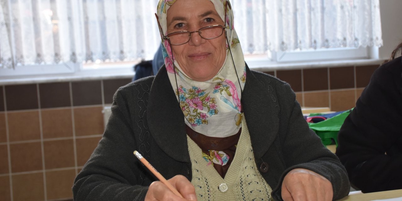 ‘Kız Çocuğu Okumaz’ Diye Okula Gönderilmedi; 60 Yaşında Okuma Yazma Öğrendi