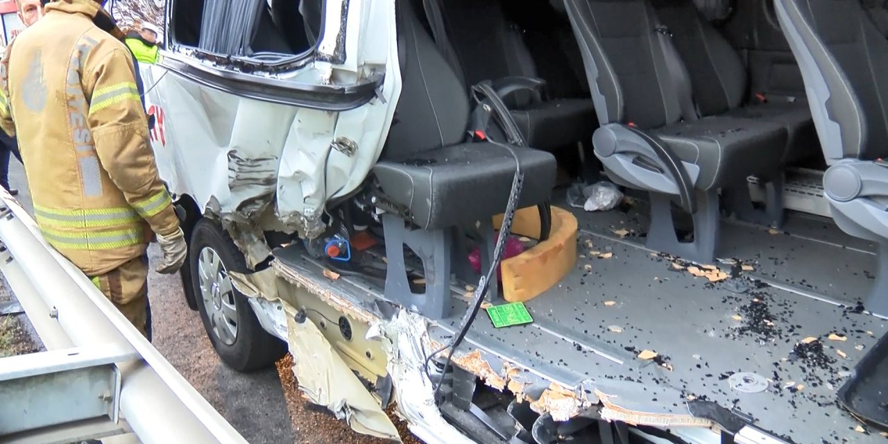 Eyüpsultan'da Servis Minibüsü Bariyerlere Çarptı: 1'i Ağır 6 Yaralı