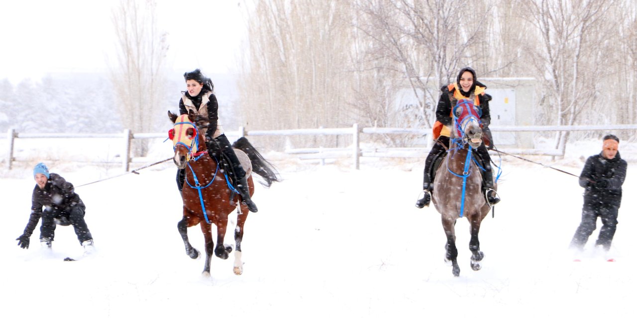 Kampüste Atlı Kayak