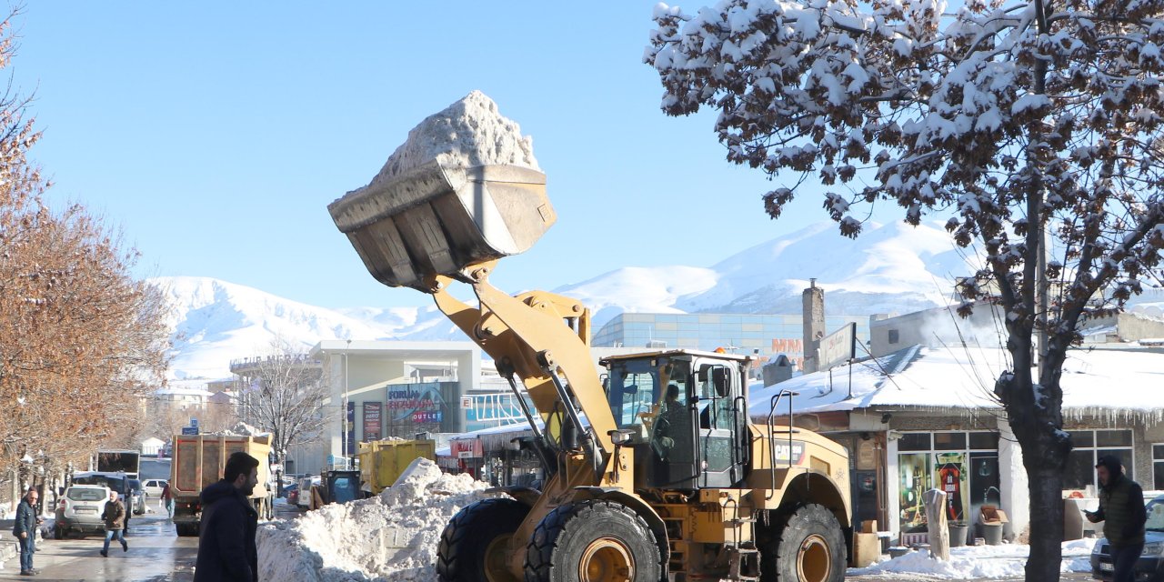 Erzurum'da Günde 800 Kamyon Kar Şehir Dışına Taşınıyor