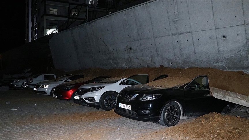 Yozgat'ta istinat duvarı park halindeki 11 aracın üzerine devrildi