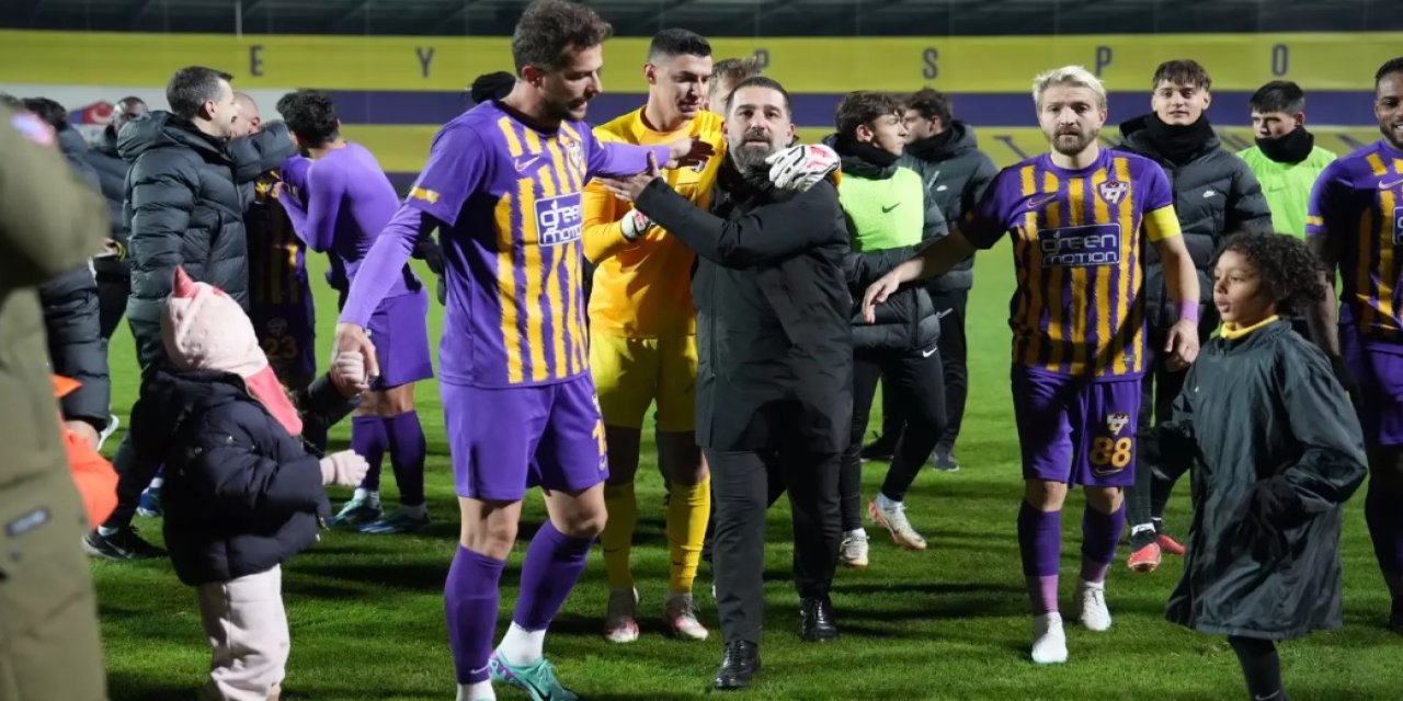 Eyüpspor'da Başkan Özkaya, Futbolcular Ve Taraftardan Arda Turan'a Moral