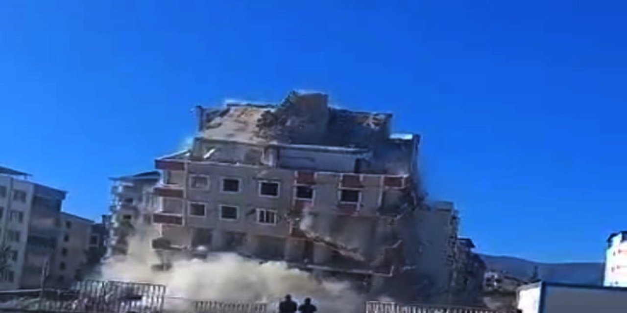 Gaziantep’te Ağır Hasarlı 7 Katlı Bina, Yıkım Sırasında Çöktü