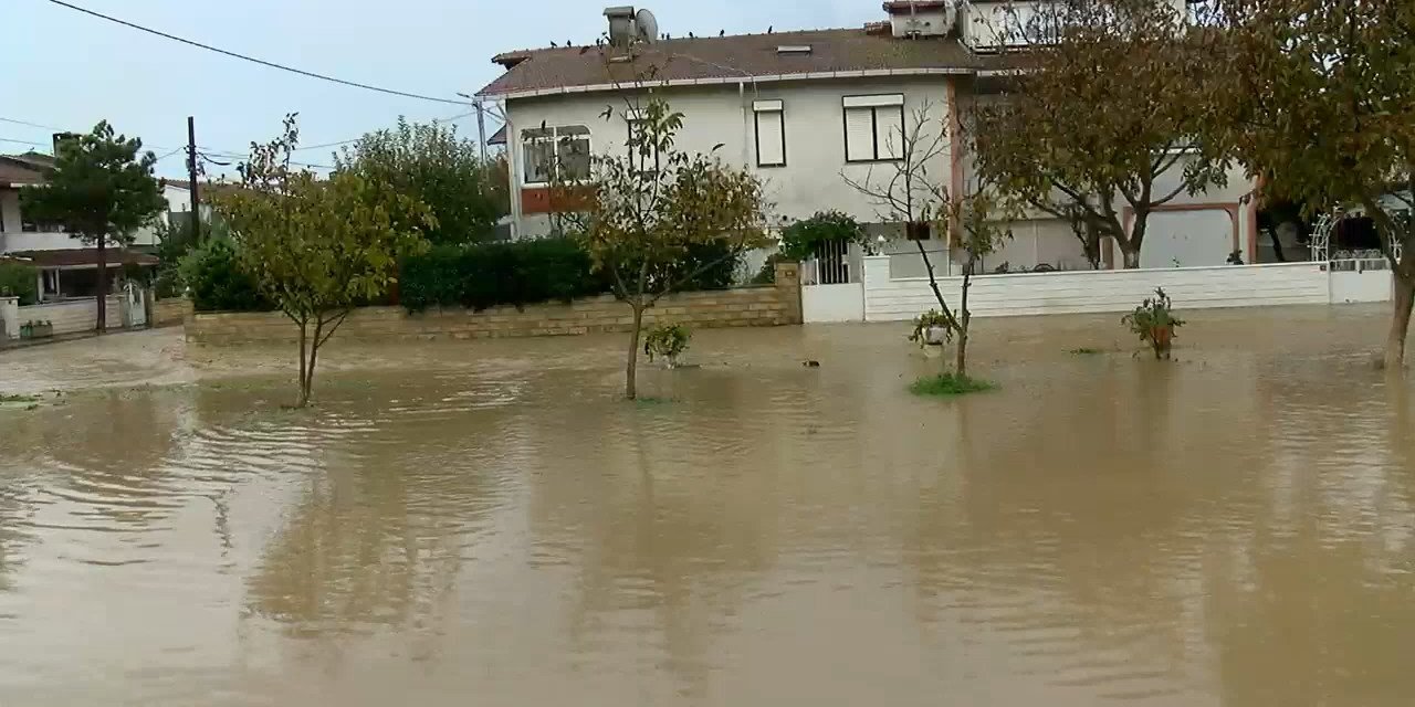 Silivri'de Dere Taştı; Evleri Su Bastı  - 1