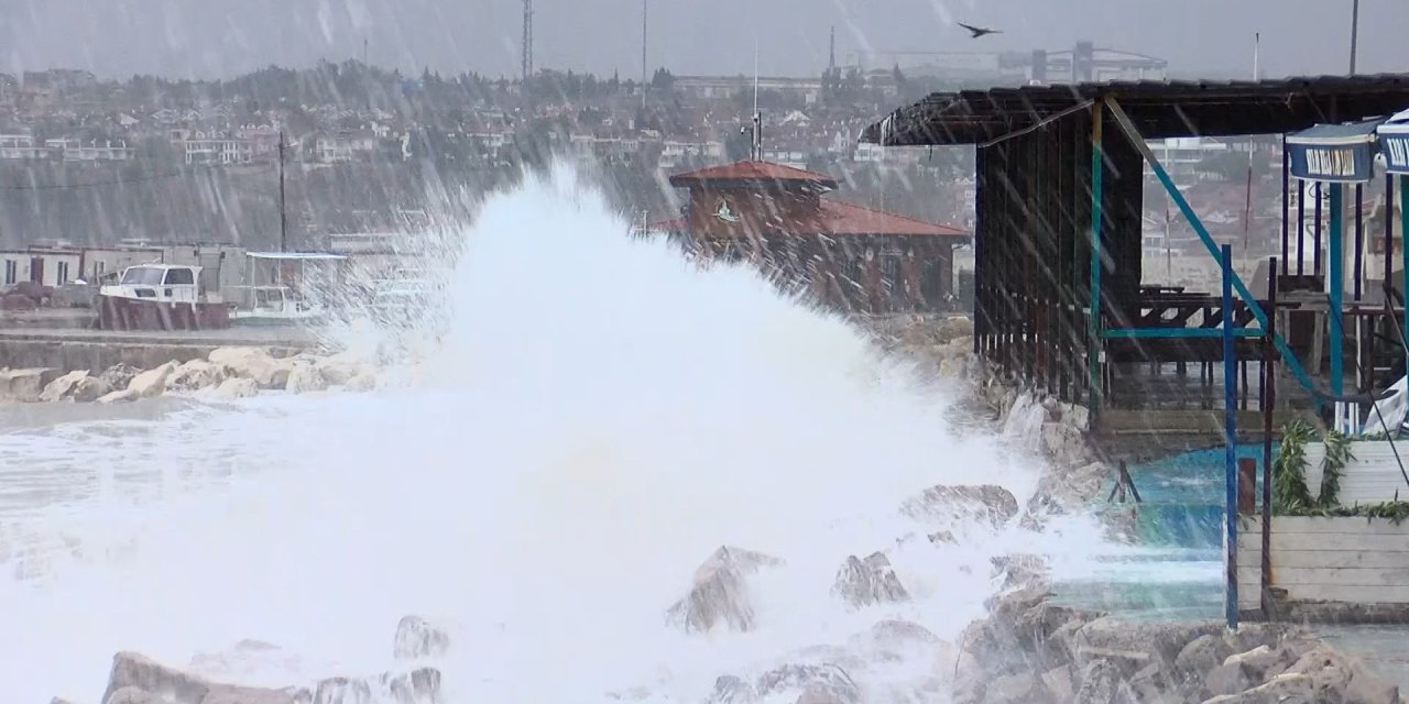 Silivri'de Fırtınadan Etkilenen Balıkçı: Senelerdir Görülmeyen Bir Hava Gördük