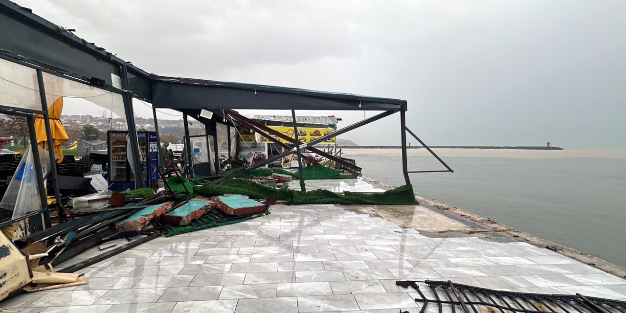 Tekirdağ'da Deniz Taştı, Sahildeki İşletmeleri Su Bastı; Rüzgarda Ağaçlar Devrildi