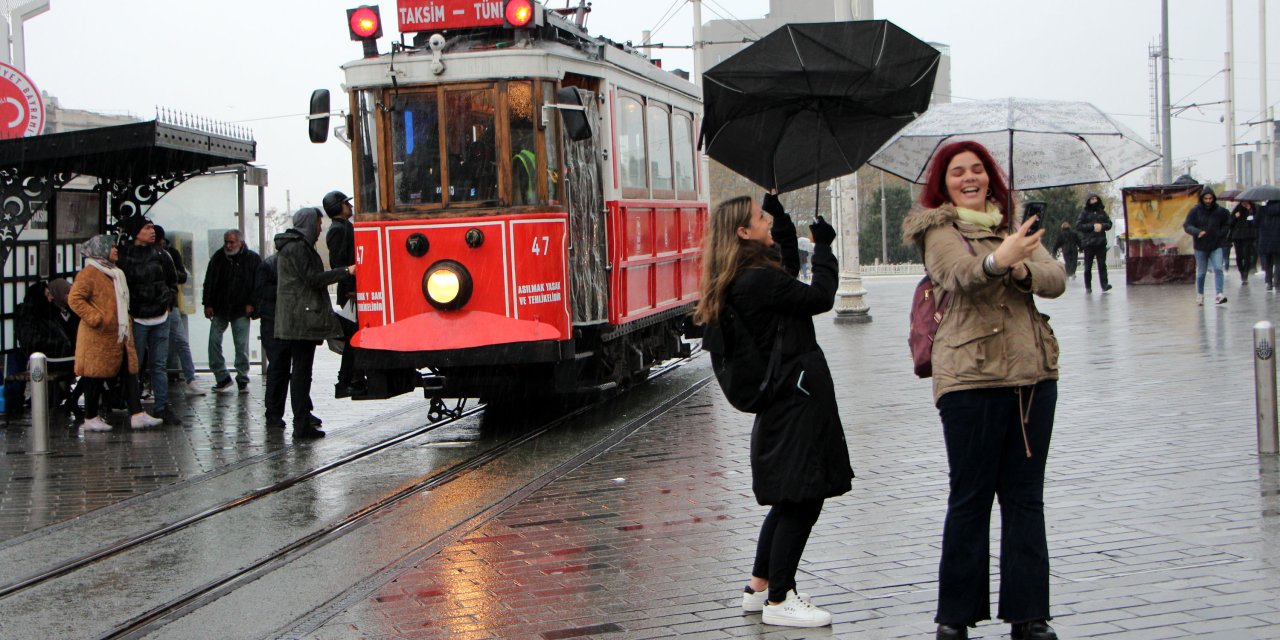 Beyoğlu Ve Tuzla'da Fırtına İle Sağanak Yağış Etkisini Sürdürüyor