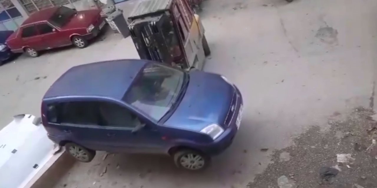 İş Yerinin Önünü Kapatan Otomobili Forkliftle Kaldırdı