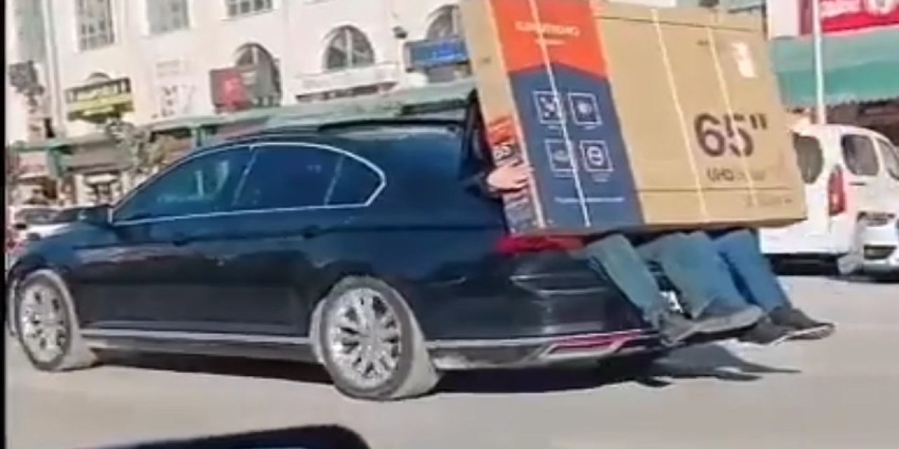 Yeni Alınan Televizyonu Otomobilin Bagajına Oturan 2 Kişi Taşıdı