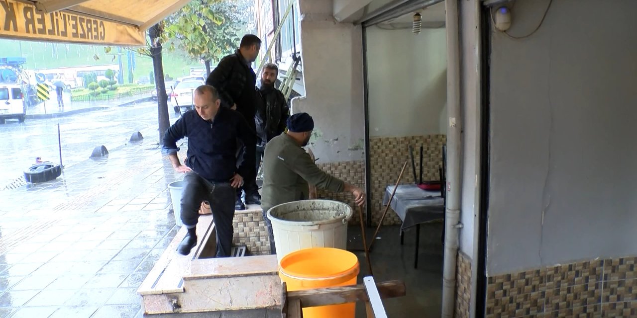 Esenler'de İş Yerlerini Su Bastı