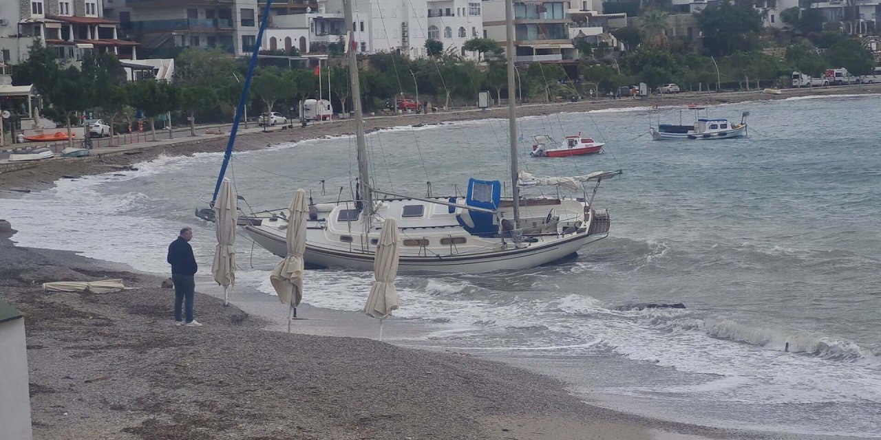 Bodrum'da Kuvvetli Rüzgar; Balıkçı Tekneleri Hasar Gördü, Yelkenli Karaya Oturdu