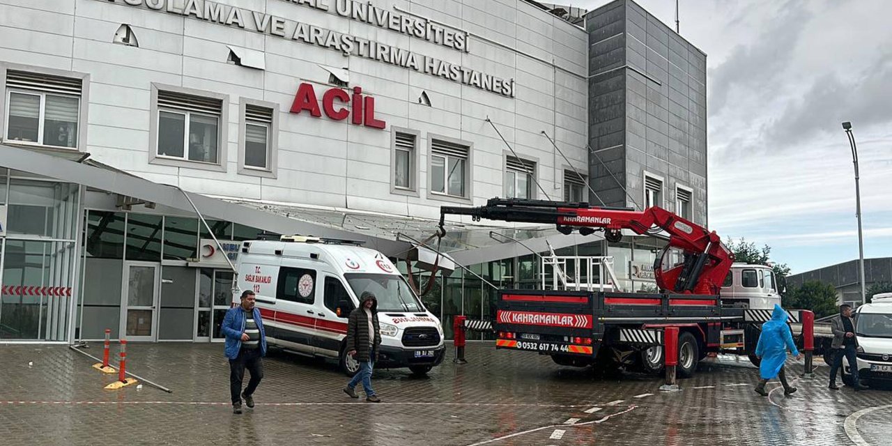 Tekirdağ'da Deniz Taştı, Sahildeki İşletmeleri Su Bastı; Rüzgarda Ağaçlar Devrildi (2)