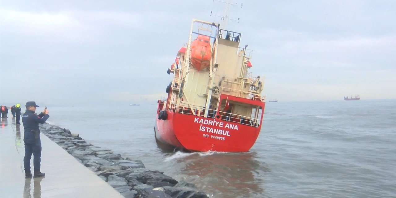 Zeytinburnu'nda Karaya Oturan Gemi Kurtarıldı