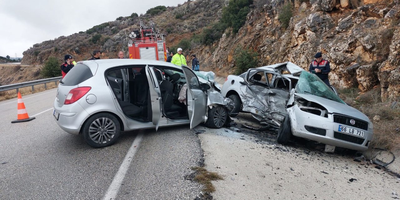 Isparta'da Otomobiller Çarpıştı; 1 Ölü, Başhekim İle 3 Sağlıkçı Yaralı