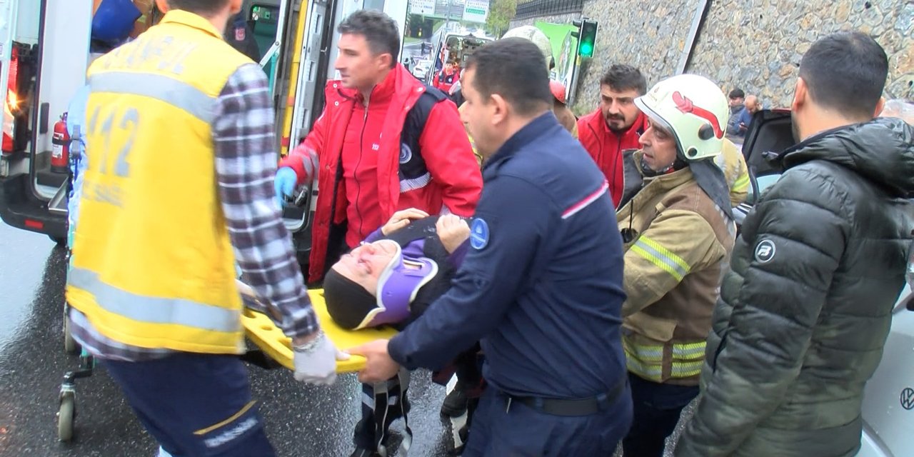 Kartal'da Otomobil Kırmızı Işıkta Bekleyen Araçlara Çarptı: 3 Yaralı