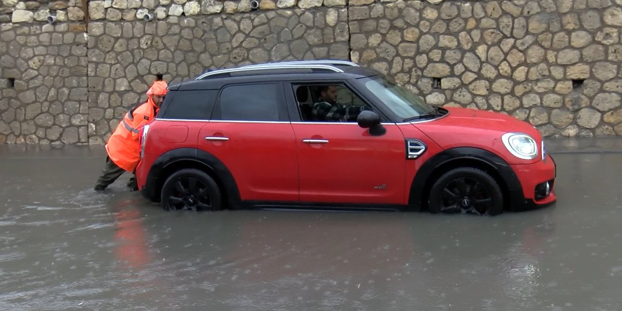 Bakırköy'de Sahil Yolunu Su Bastı, 3 Araç Mahsur Kaldı