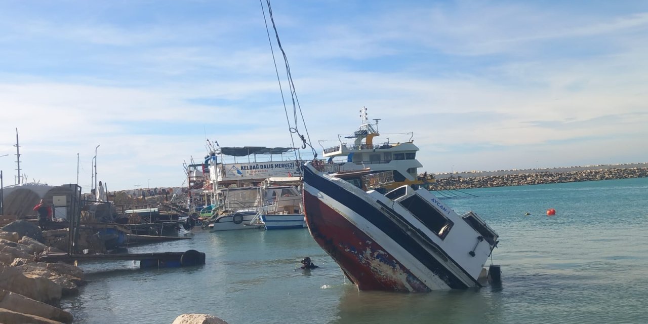 Fırtınada Batan Balıkçı Teknesi Vinçle Çıkarıldı