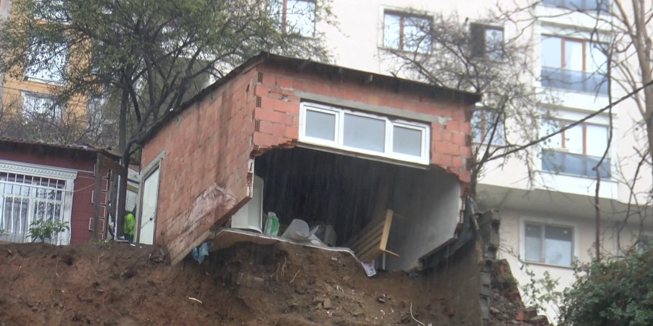 Eyüpsutan'da İstinat Duvarı Çöktü: 3 Gecekondu Tahliye Edildi