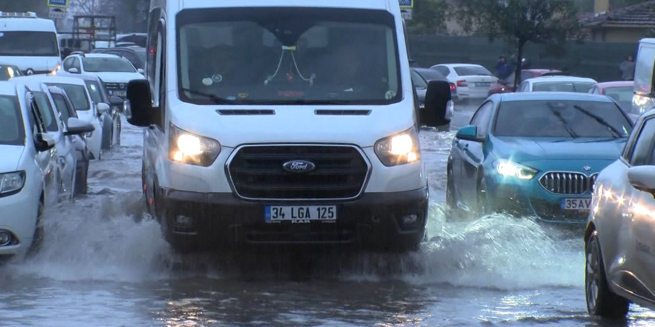 Küçükçekmece'de Yollar Göle Döndü; Araçlar Güçlükle İlerledi