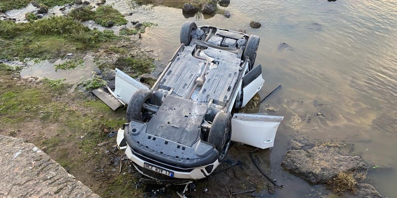 Diyarbakır’da Dere Yatağına Devrilen Otomobilin Sürücüsü Yaralandı