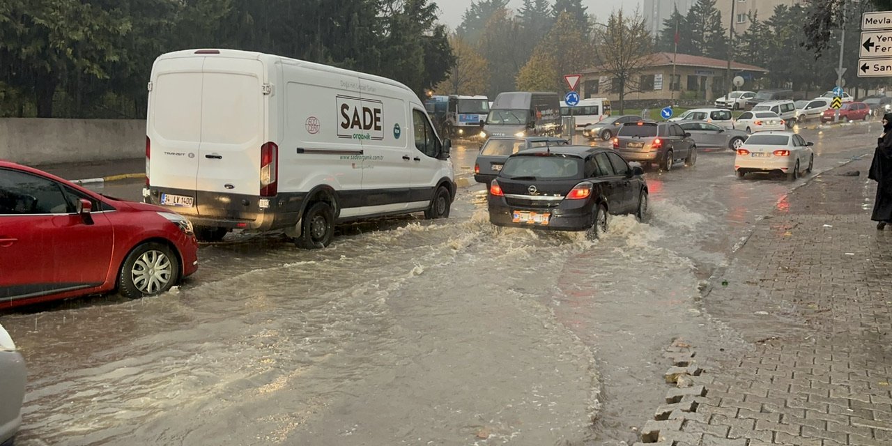 Ataşehir'de Yol Göle Döndü: Taksi Mahsur Kaldı