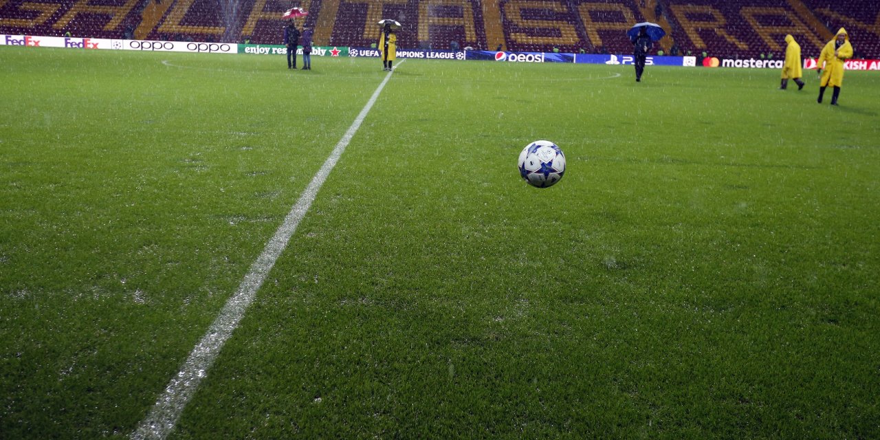 Galatasaray-manchester United Maçı Önce Zemin Yoğun Yağmur Nedeniyle İnceleniyor
