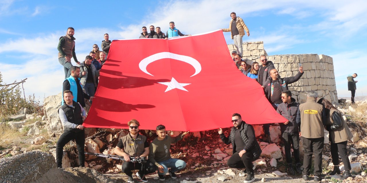 Gönül Köprüsü Projesi Kapsamında Gabar Dağı'nda Zirve Yapıp Türk Bayrağı Açtılar