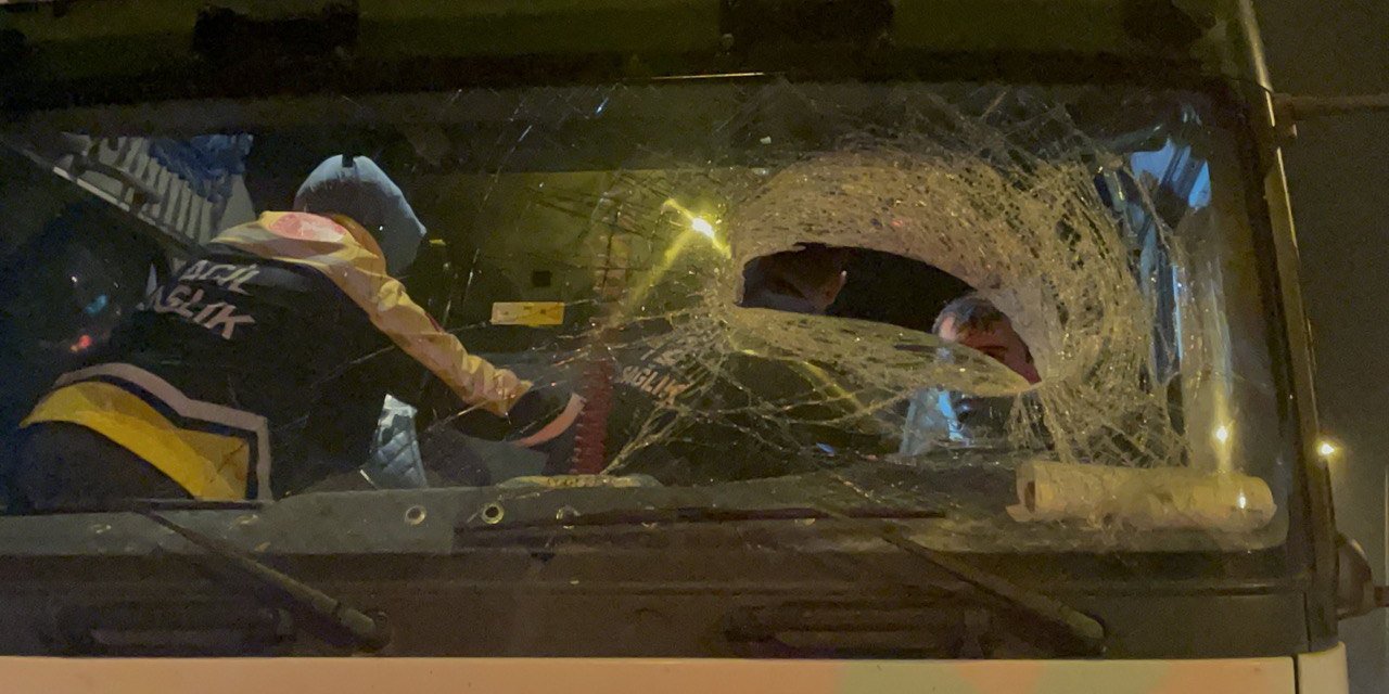 Tır'dan Fırlayan Demir Parçası, Başka Bir Tır'ın Ön Camına İsabet Etti; Sürücü Yaralandı