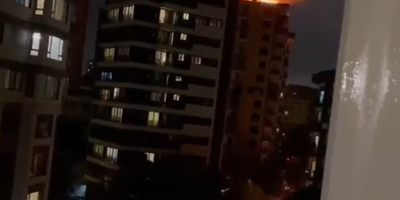 Kadıköy'de 14 Katlı Metruk Binanın Çatısına Yıldırım Düştü