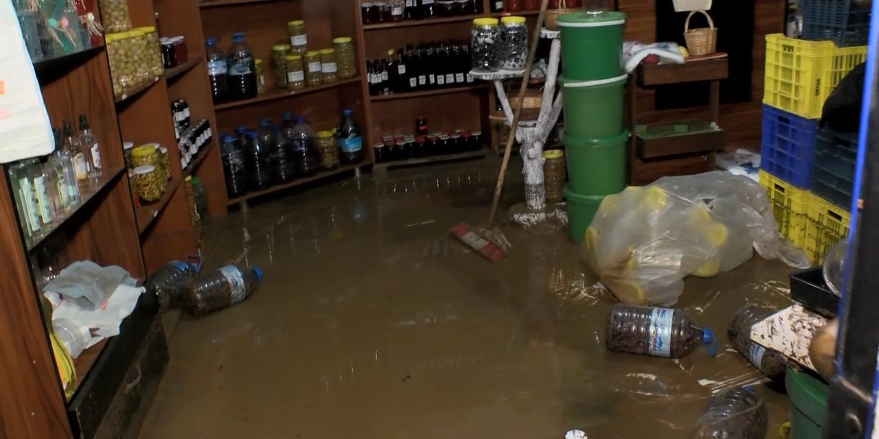 Mudanya'da Sel Etkili Oldu; Dereler Taştı, Araçlar Sular İçinde Kaldı (2)