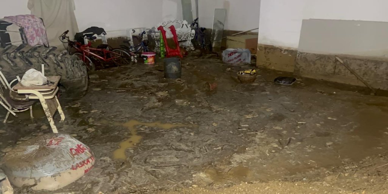 Mudanya'da Sel Etkili Oldu; Dereler Taştı, Araçlar Sular İçinde Kaldı (3)