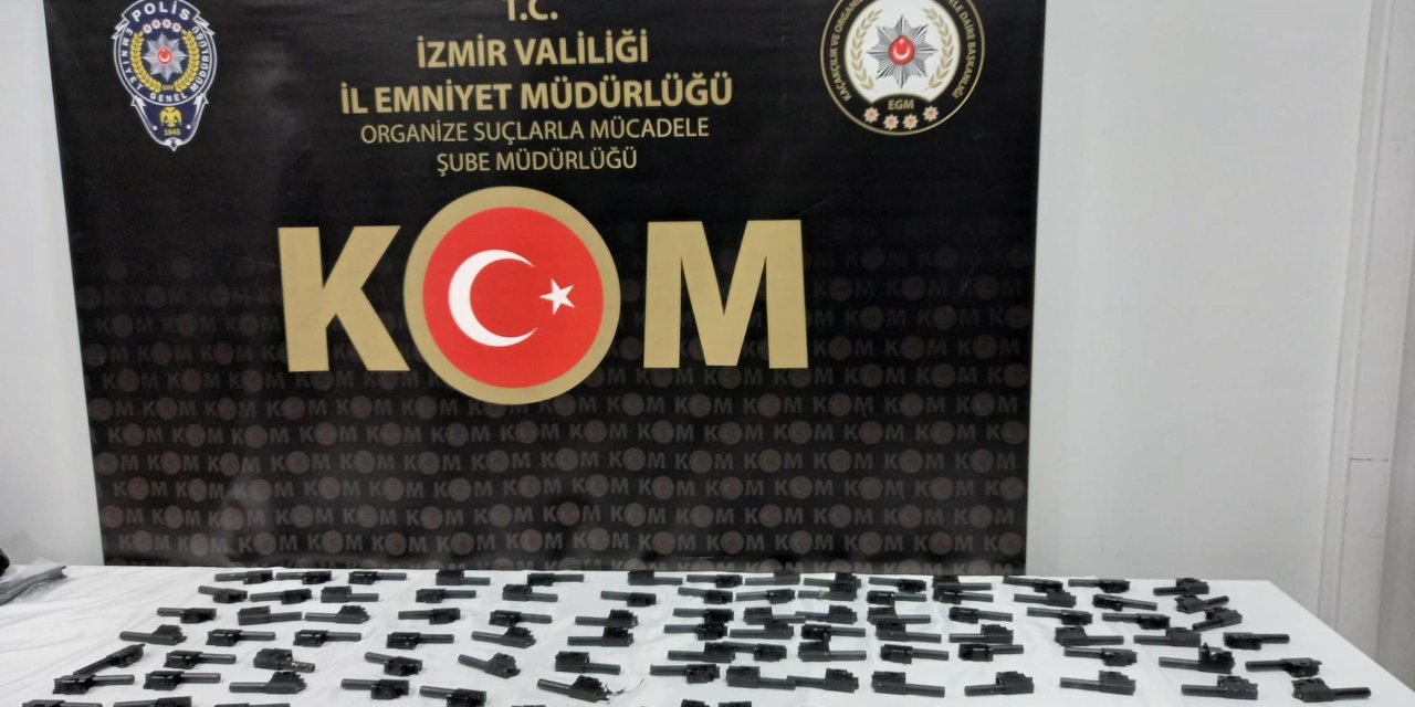 İzmir'de Otomobillerde Tabanca Parçaları Ele Geçirildi; 2 Gözaltı