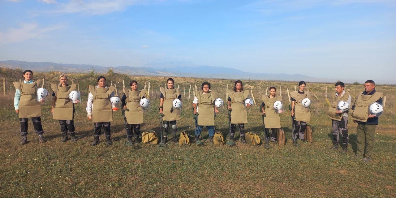 Azerbaycanlı Kadınlar Mayın Temizliyor