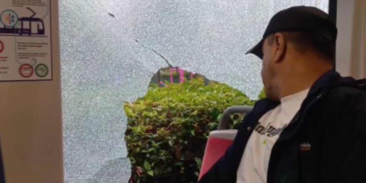 Zeytinburnu'nda Tramvayın Açılan Kapağı Camı Patlattı