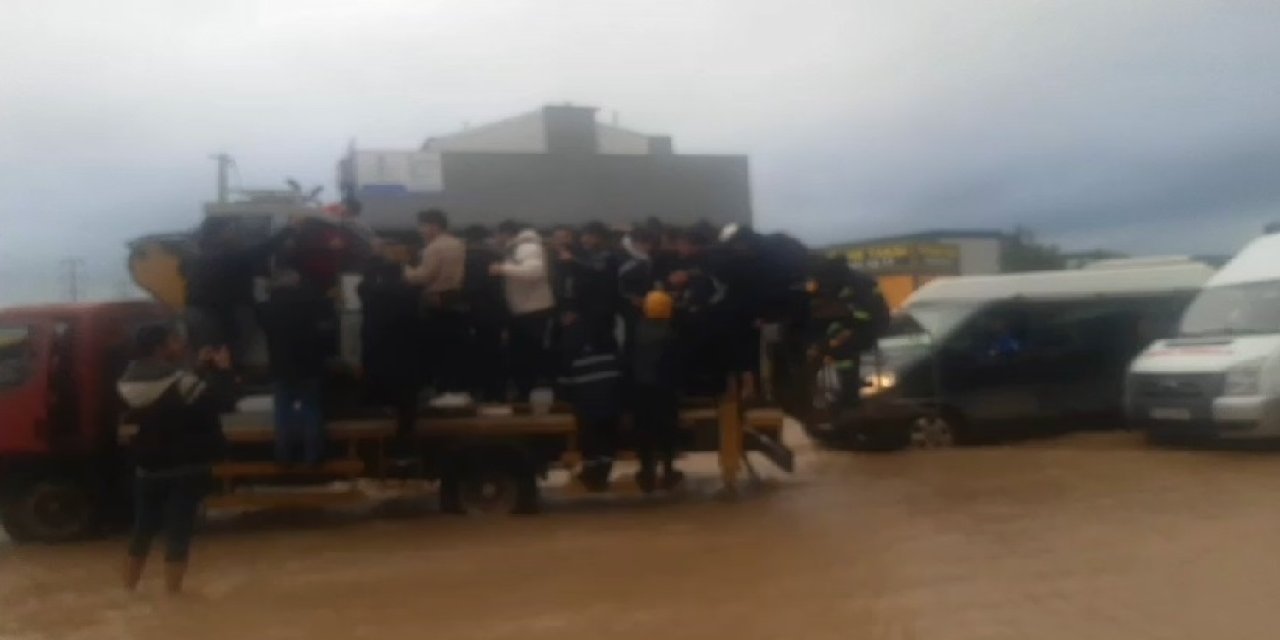 Yalova'da Sağanak Ve Fırtına Hasara Yol Açtı