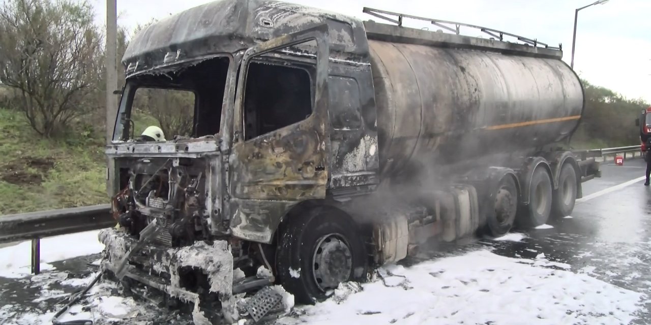 Çatalca'da Lastiği Patlayan Tanker Alev Alev Yandı