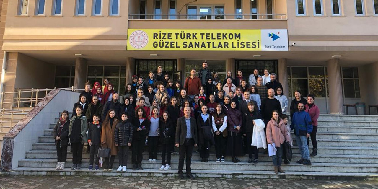 Rize'de Türkiye Yüzyılı Canlı Çizim Yarışması Düzenlendi