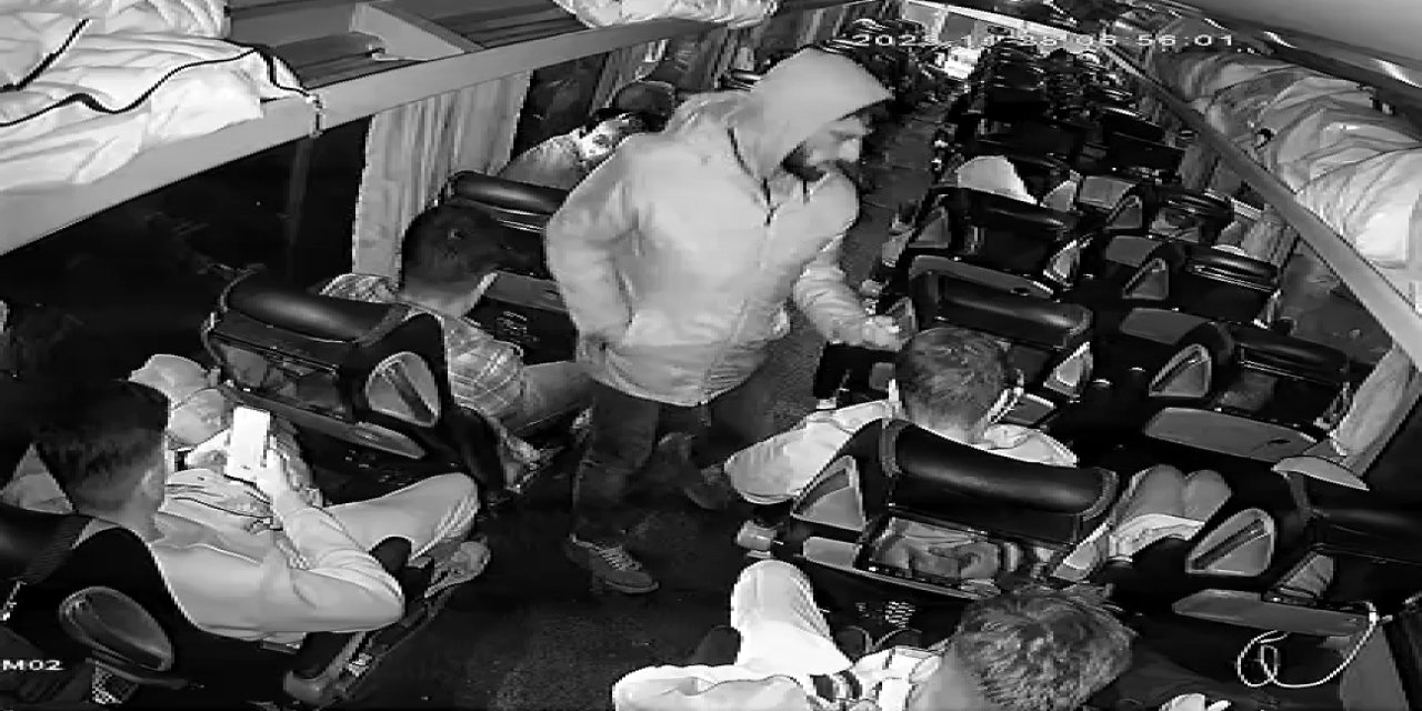 Otobüse Binip, Yolcunun Telefonunu Çaldı; O Anlar Kamerada