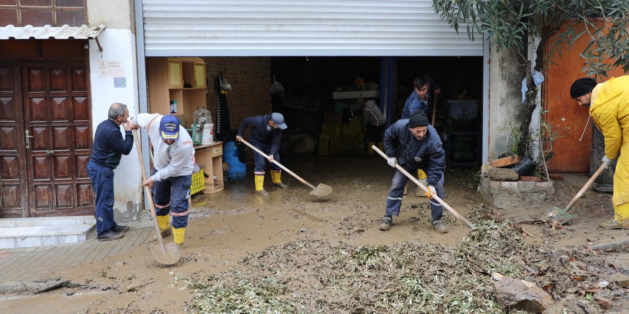 Mudanya'da Sel Etkili Oldu; Dereler Taştı, Araçlar Su İçinde Kaldı (7)