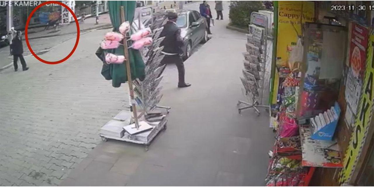 Köpekten Kaçarken Düşen Çocuk, Otomobilin Altında Kalmaktan Son Anda Kurtuldu